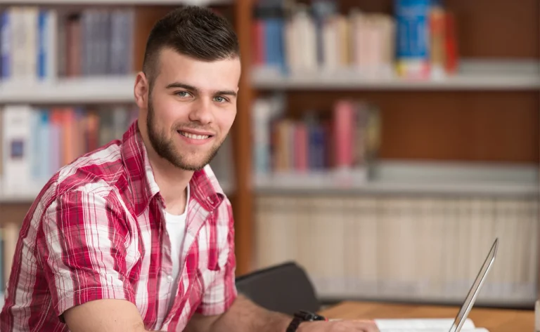 Türkiye'de üniversite okumak için Tekyol Academy'den danışmanlık alan yabancı öğrenci